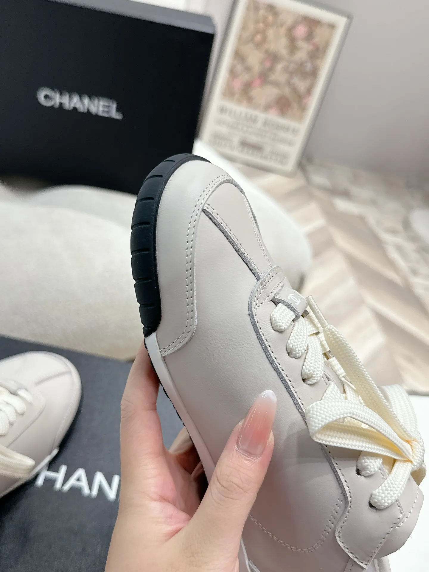👟👟Ex-factory price 560👟👟 Chanel Grandma 2024 counter top casual sports shoes This classic design; the upper is electro-embroidered with a variety of techniques; the outsole is fashionable and sporty; it is unusual to incorporate a variety of color matching elements... The diversified mix and match is very good-looking and versatile, casual, fashionable, sports and outdoor can be taken into account... ꫛꫀꪝ Go➫ Material: ❶Upper is made of: Original imported high silk cow suede + small fragrance fabric ❷Inner lining: original imported breathable sheepskin lining ❸Outsole based on: original TPU combination outsole Special counter boutique packaging complete set for women 35–41